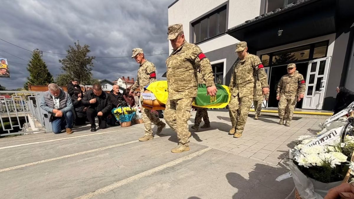 На вічний спочинок у Надвірній провели Руслана Костюка 2
