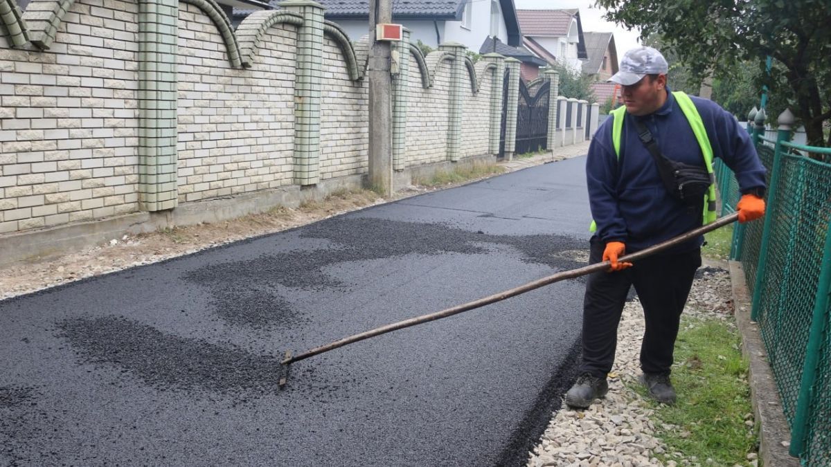 У Коломиї заасфальтували вулицю Дольницького та полагодили тротуар на Міцкевича 1