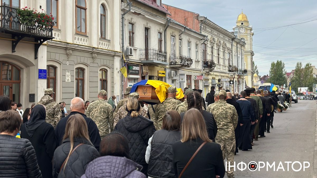 Вмів підтримати, допомогти і захистити: у Коломиї відбулося прощання із Ростиславом Стражником 10
