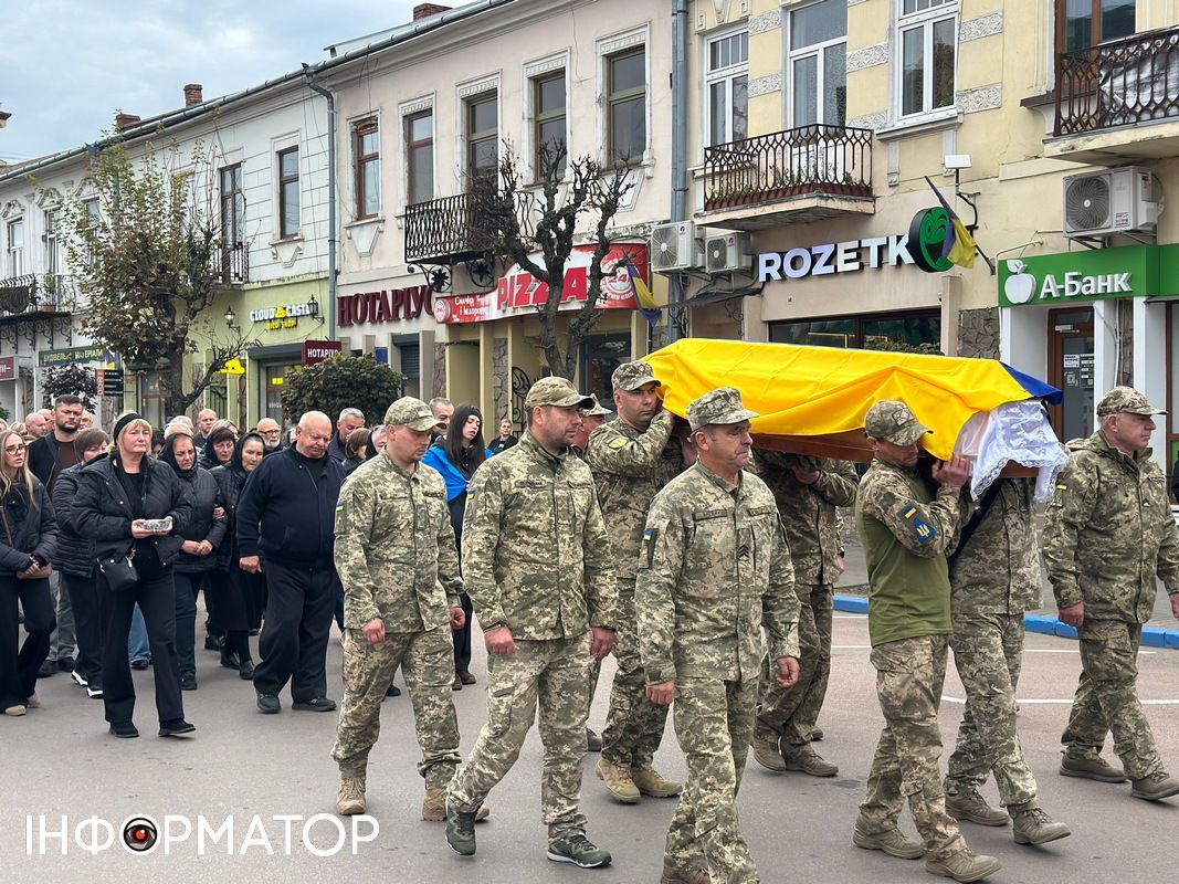 Вмів підтримати, допомогти і захистити: у Коломиї відбулося прощання із Ростиславом Стражником 8