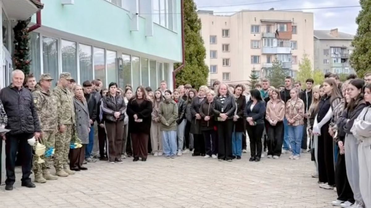 У Коломиї відкрили меморіальну дошку загиблому захиснику Любомиру Маріну 5