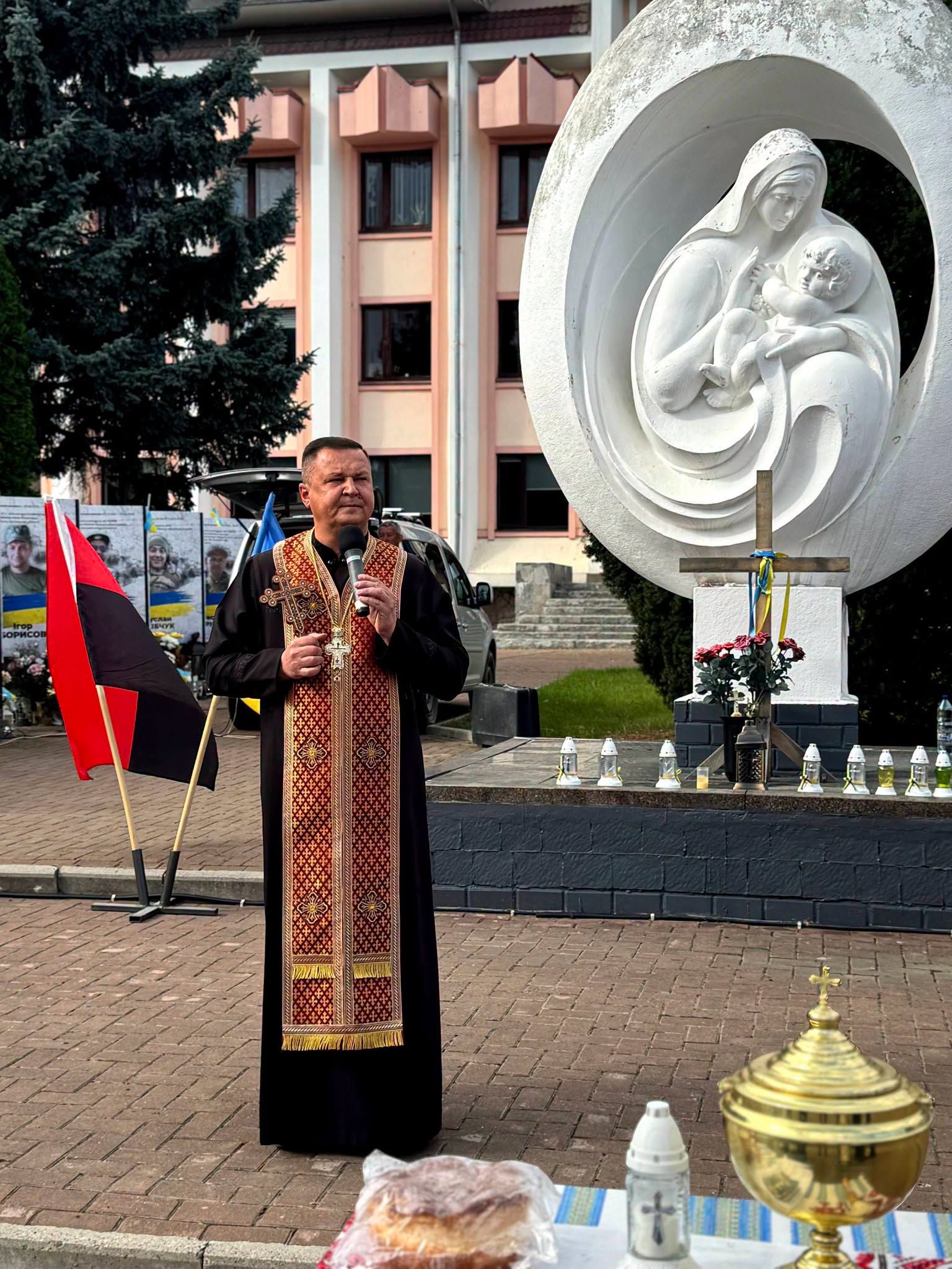 У Косові освятили пам’ятня банери та вшанували полеглих захисників 4