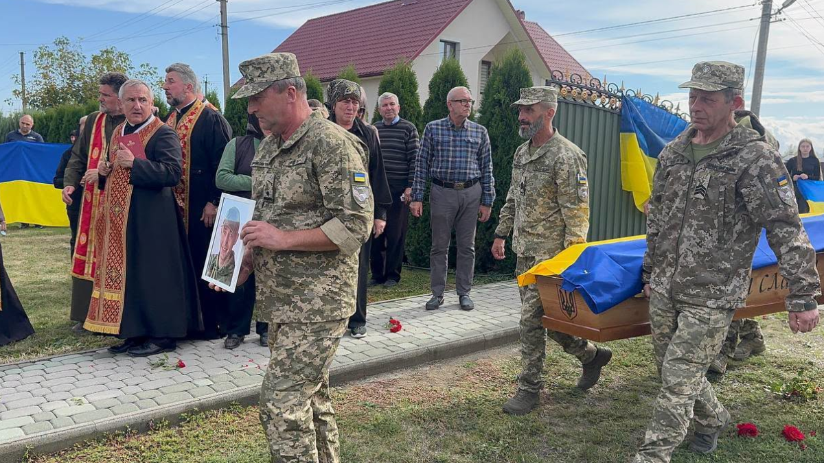 До рідного дому назавжди повернувся захисниник із Сопова Іван Филипів 8
