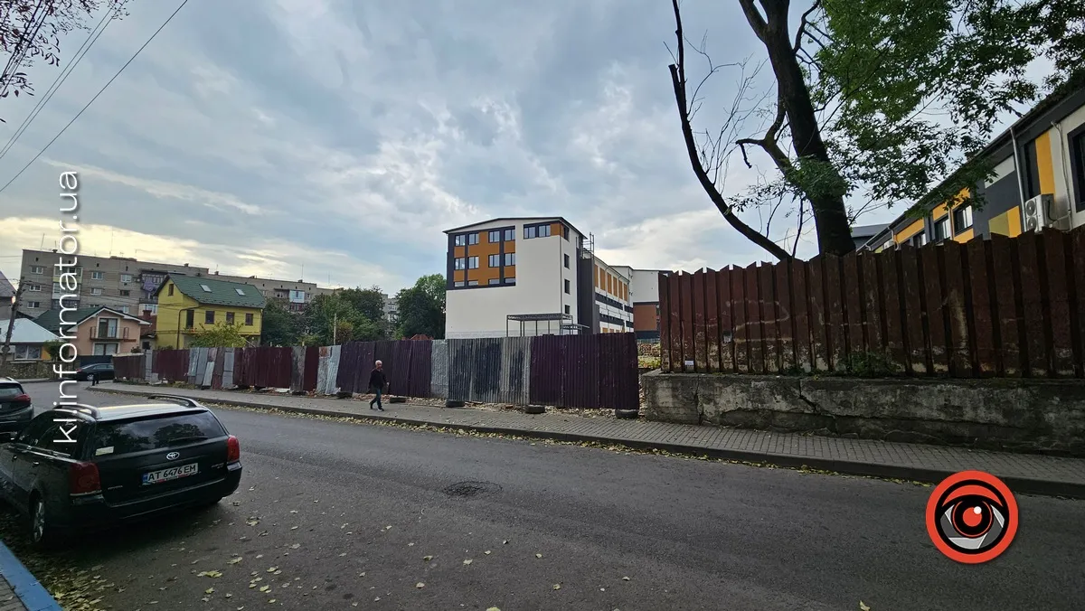 Не дочекалися дозволу: біля ТЦ «Прут» у Коломиї зрізали дерева заради забудови 5