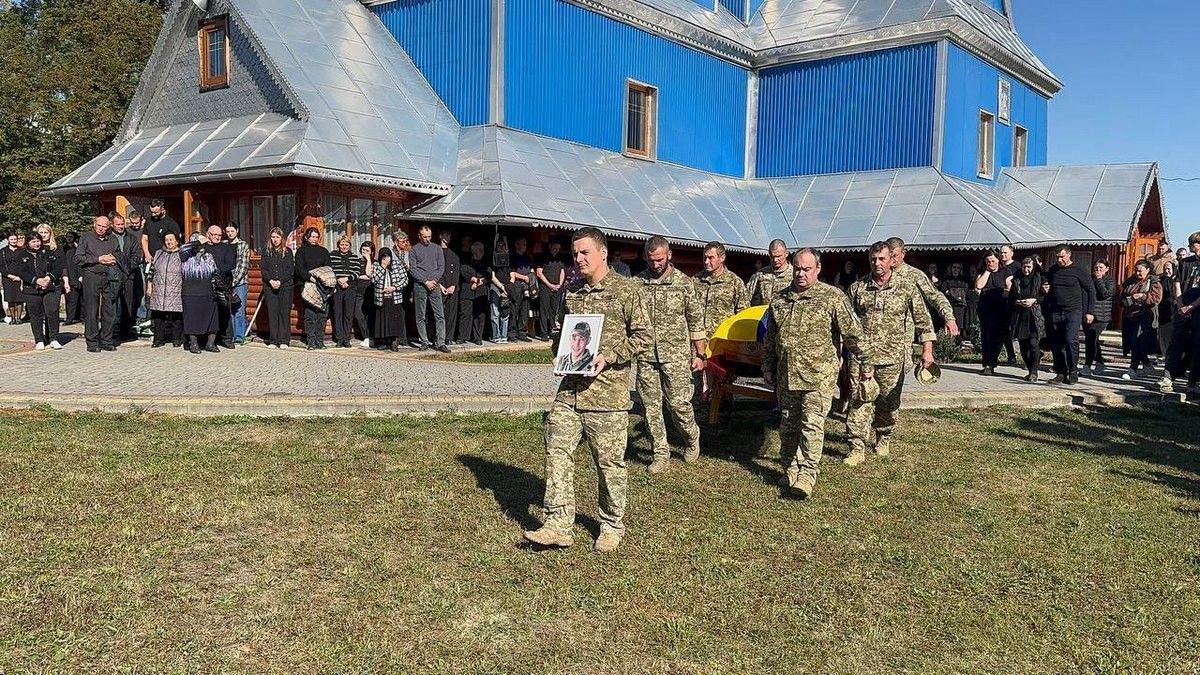 В Печеніжинській громаді провели в останню путь Героя Івана Филипіва