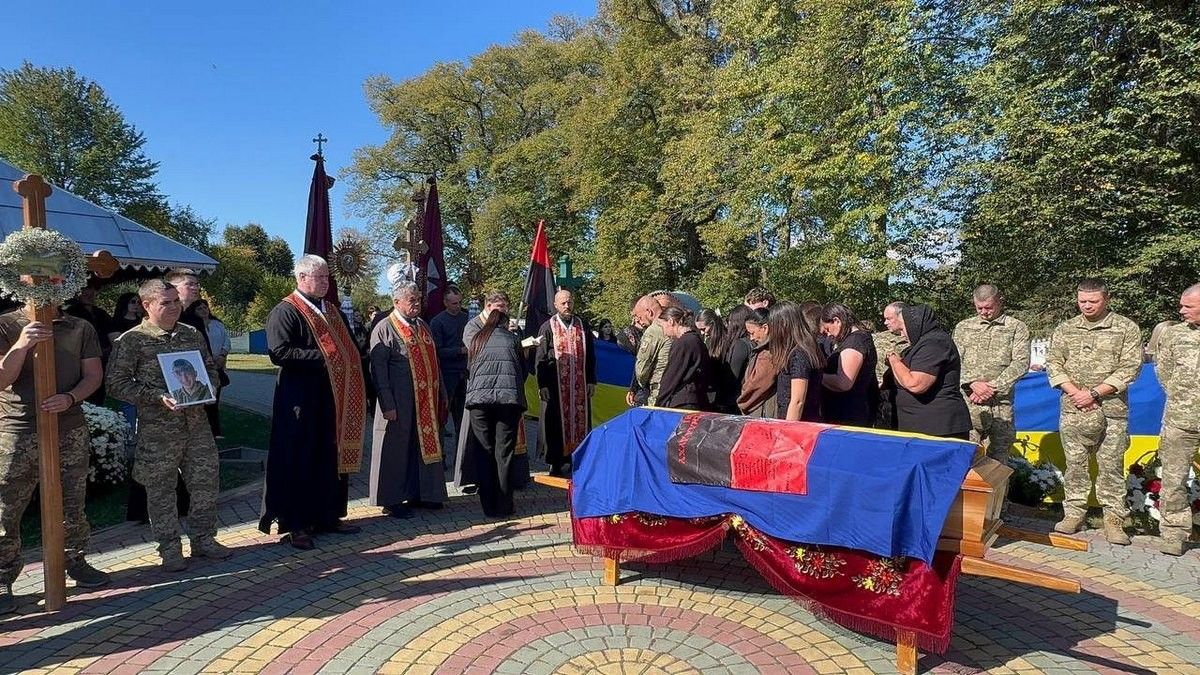 В Печеніжинській громаді провели в останню путь Героя Івана Филипіва 5