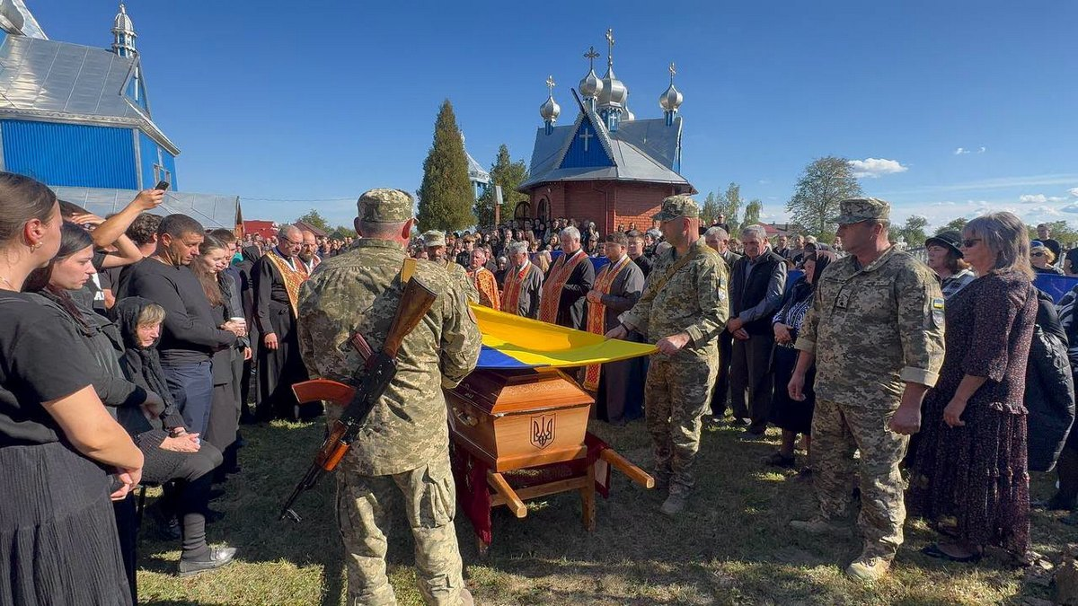 В Печеніжинській громаді провели в останню путь Героя Івана Филипіва 8