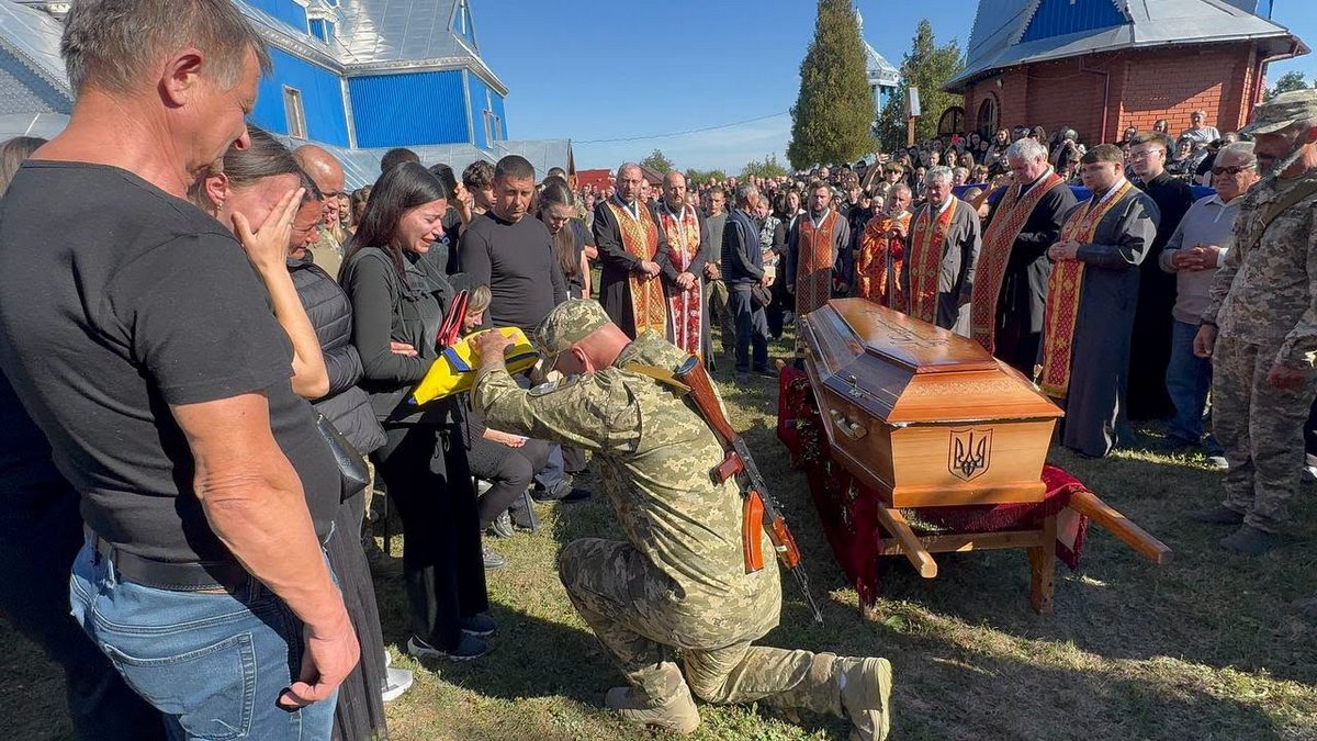 В Печеніжинській громаді провели в останню путь Героя Івана Филипіва 9