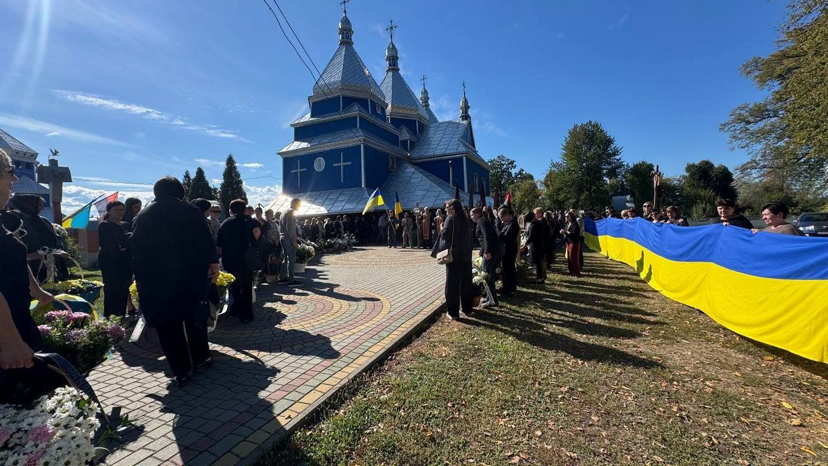 В Печеніжинській громаді провели в останню путь Героя Івана Филипіва 3