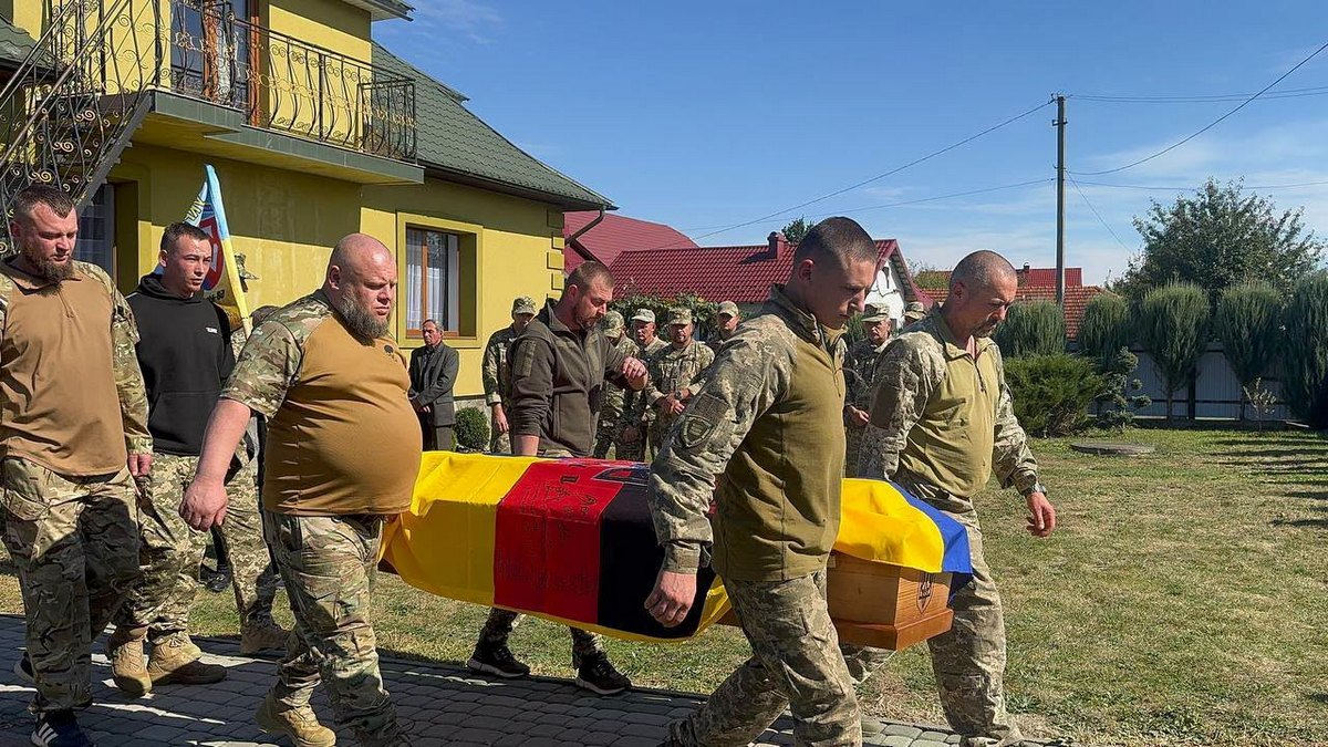 В Печеніжинській громаді провели в останню путь Героя Івана Филипіва 2