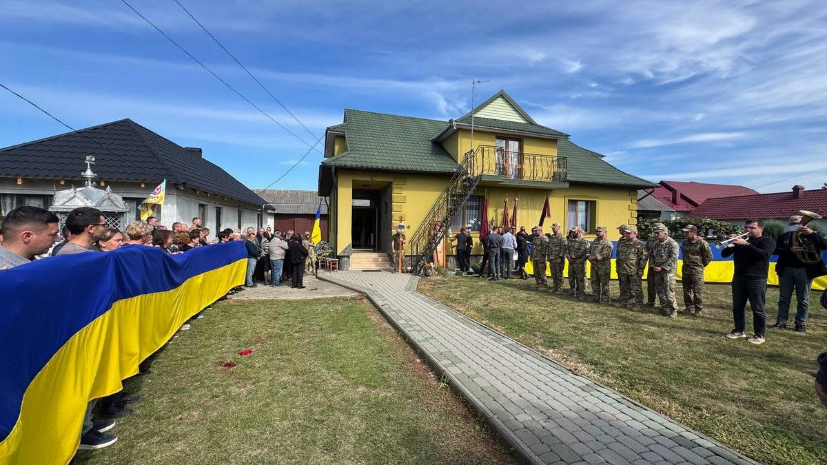 В Печеніжинській громаді провели в останню путь Героя Івана Филипіва 1