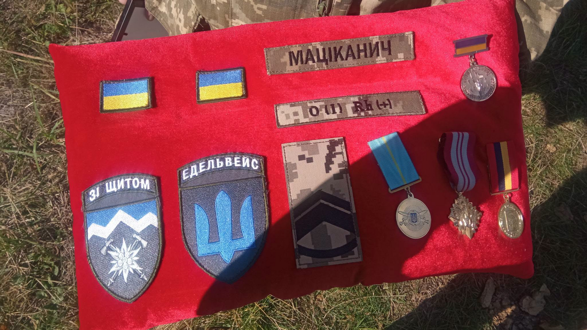 На вічний спочинок у Великій Кам'янці провели ветерана Мирослава Маціканича 5