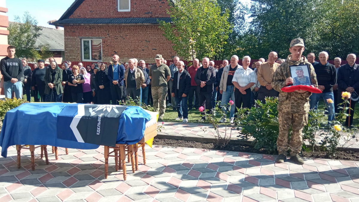 На вічний спочинок у Великій Кам'янці провели ветерана Мирослава Маціканича 3