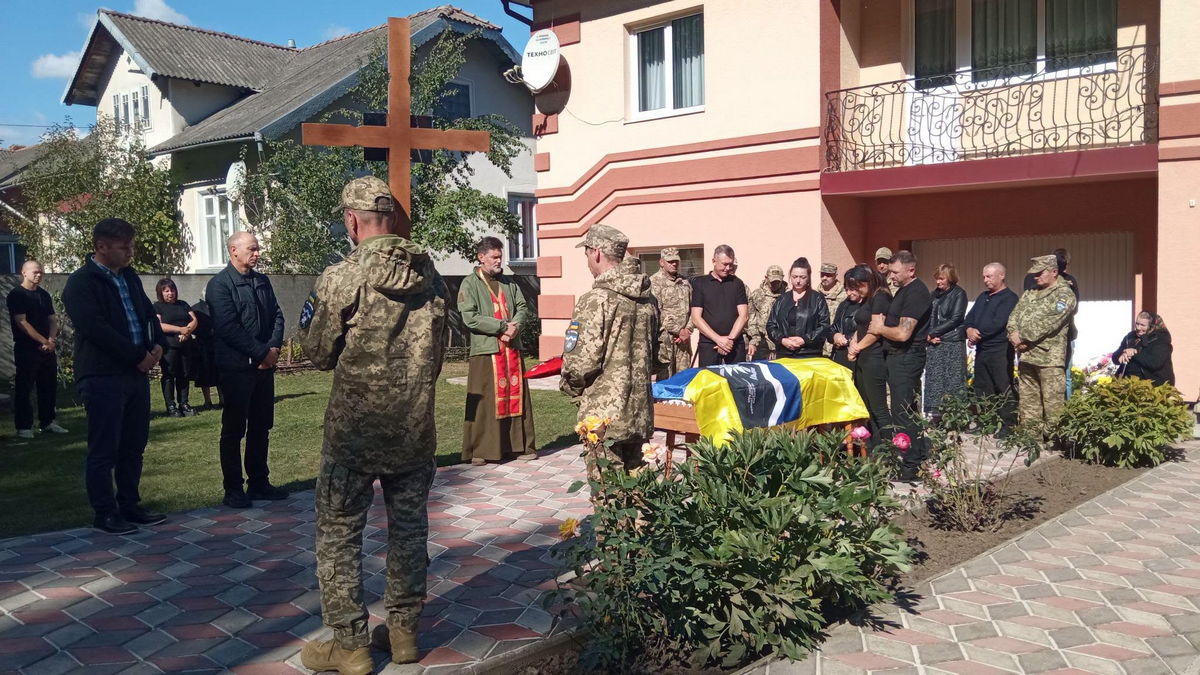 На вічний спочинок у Великій Кам'янці провели ветерана Мирослава Маціканича