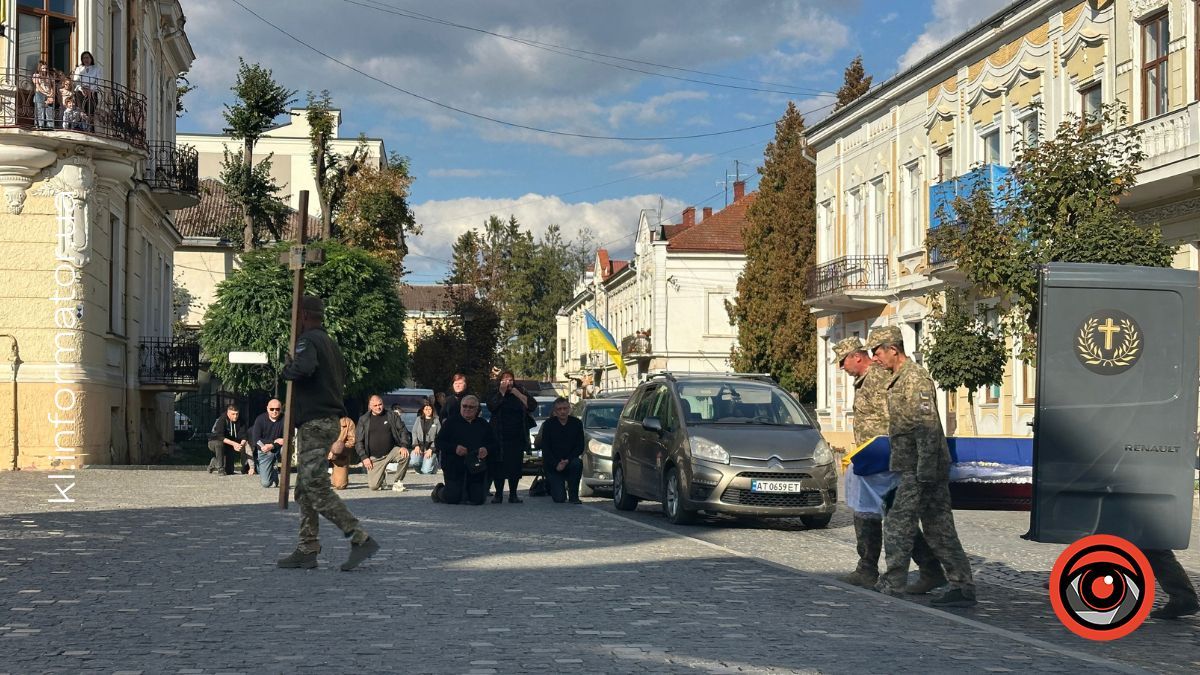 У Коломиї зустріли скорботний кортеж захисника Богдана Савчука 5