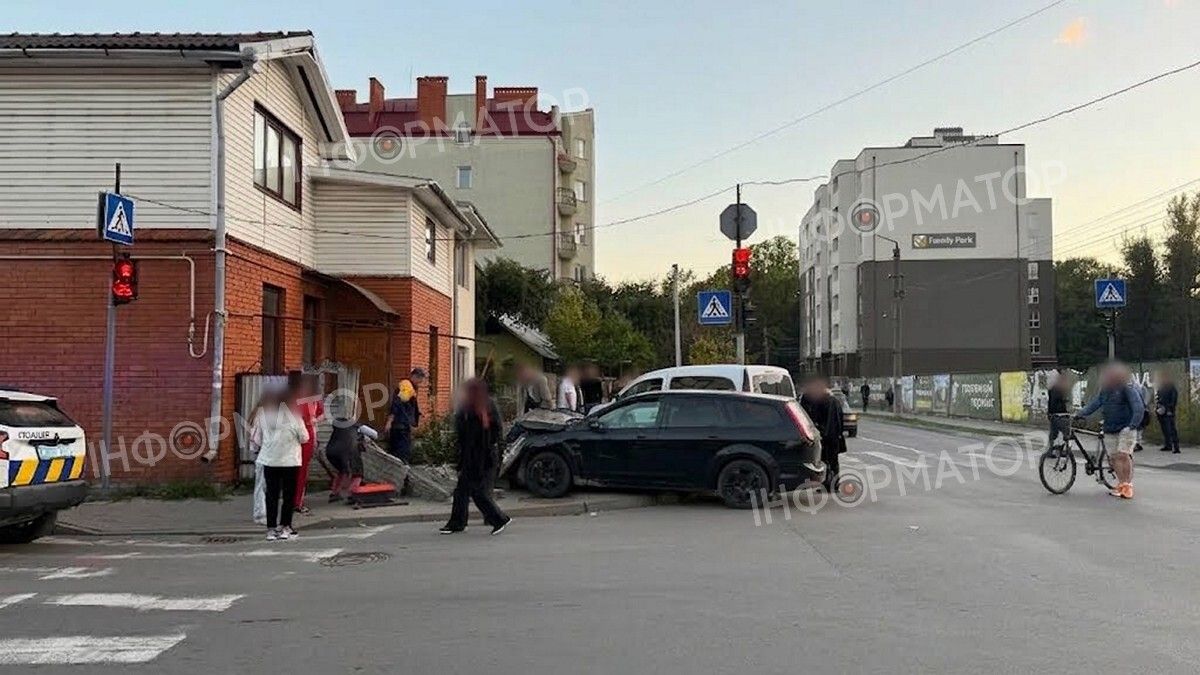 ДТП на перехресті у Коломиї: одна з автівок протаранила паркан