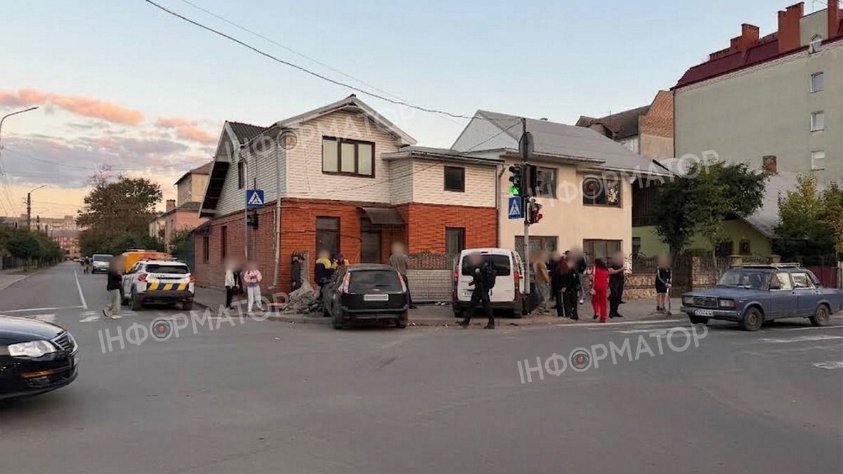 ДТП на перехресті у Коломиї: одна з автівок протаранила паркан 1