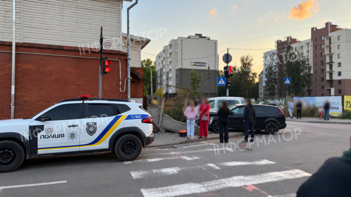 ДТП на перехресті у Коломиї: одна з автівок протаранила паркан 2