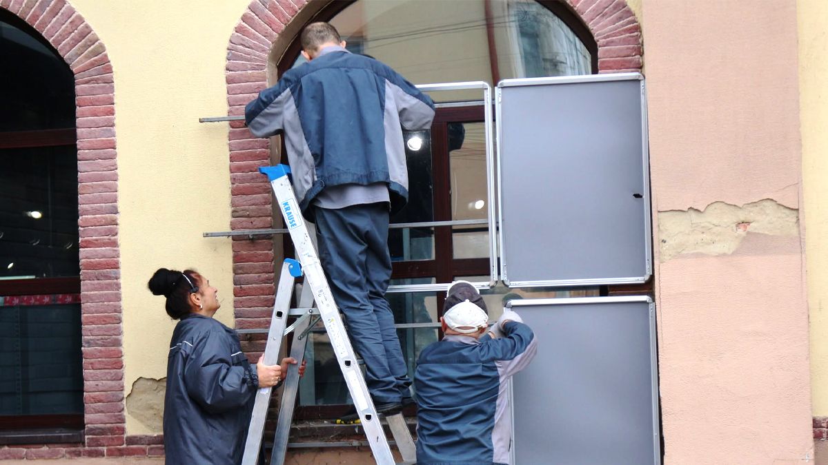 Десяток незаконних вивісок демонтували у Коломиї 2