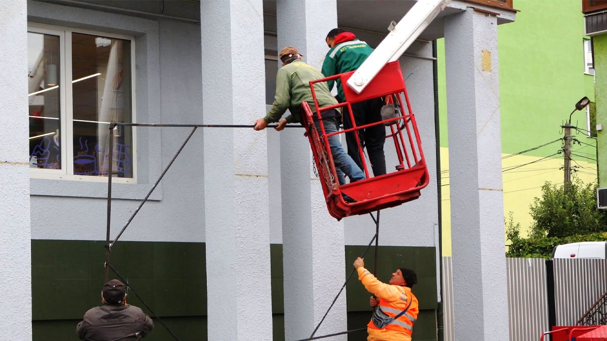 Десяток незаконних вивісок демонтували у Коломиї 3