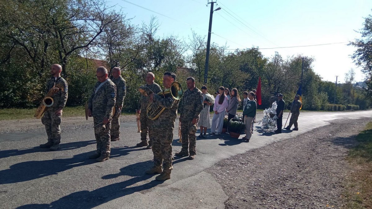 У П'ядицькій громаді попрощалися із померлим захисником Василем Мельничуком 9