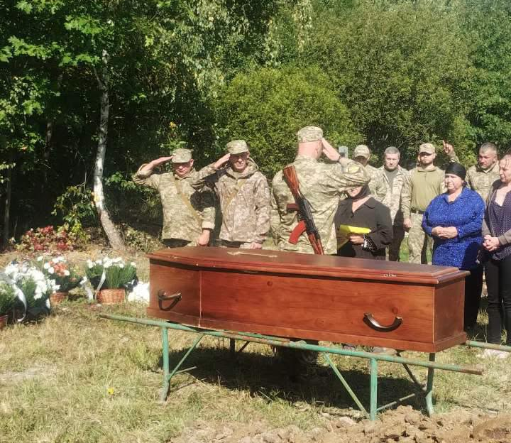 У П'ядицькій громаді попрощалися із померлим захисником Василем Мельничуком 12