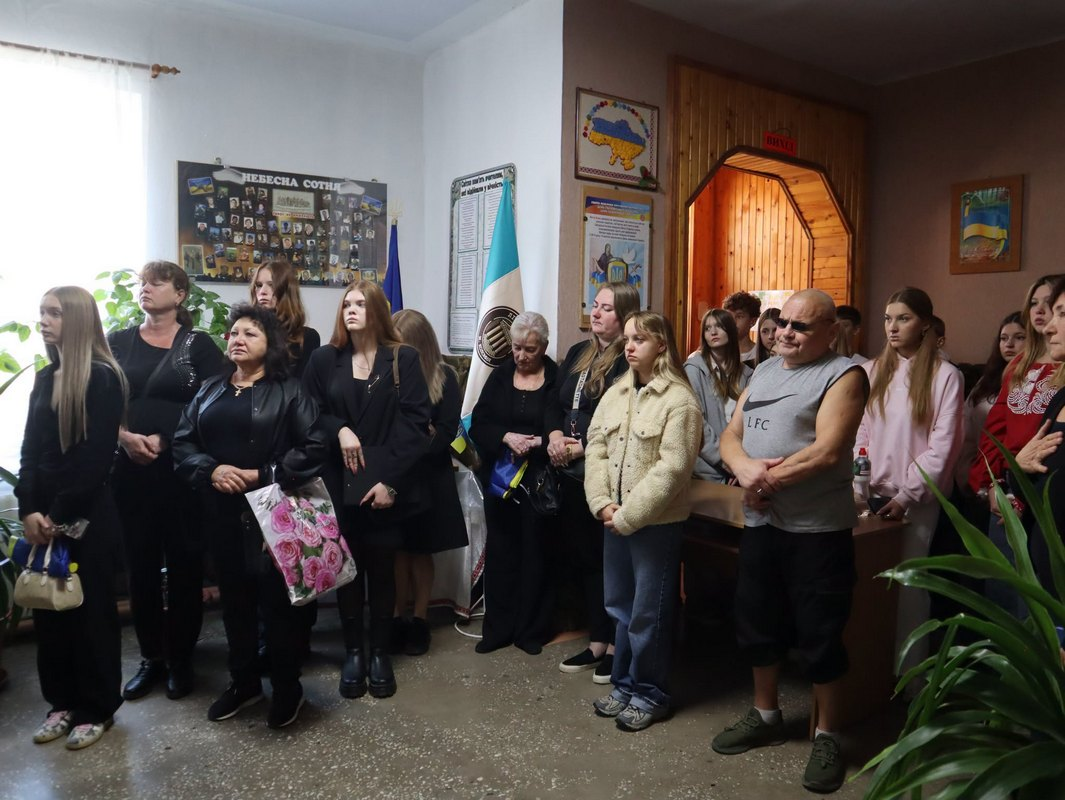 У Коломийському ліцеї №8 відкрили меморіальні дошки та Стіну пам’яті на честь полеглих Героїв 8