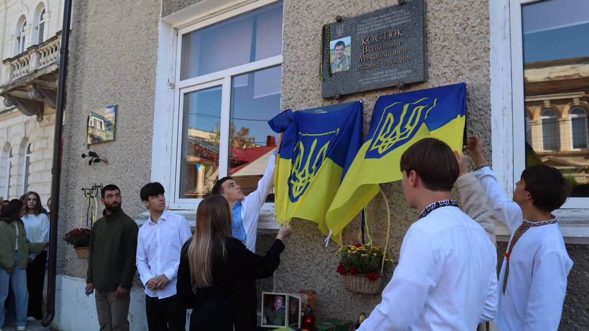 У Коломийському ліцеї №8 відкрили меморіальні дошки та Стіну пам’яті на честь Героїв