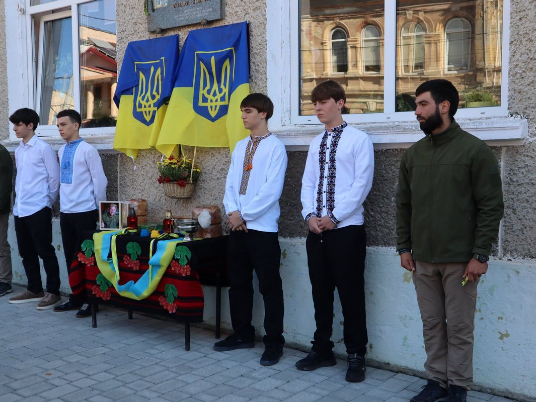 У Коломийському ліцеї №8 відкрили меморіальні дошки та Стіну пам’яті на честь полеглих Героїв 3