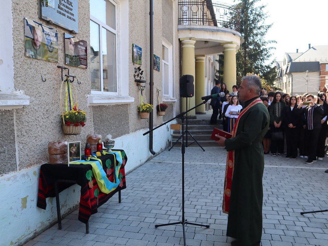 У Коломийському ліцеї №8 відкрили меморіальні дошки та Стіну пам’яті на честь полеглих Героїв 5