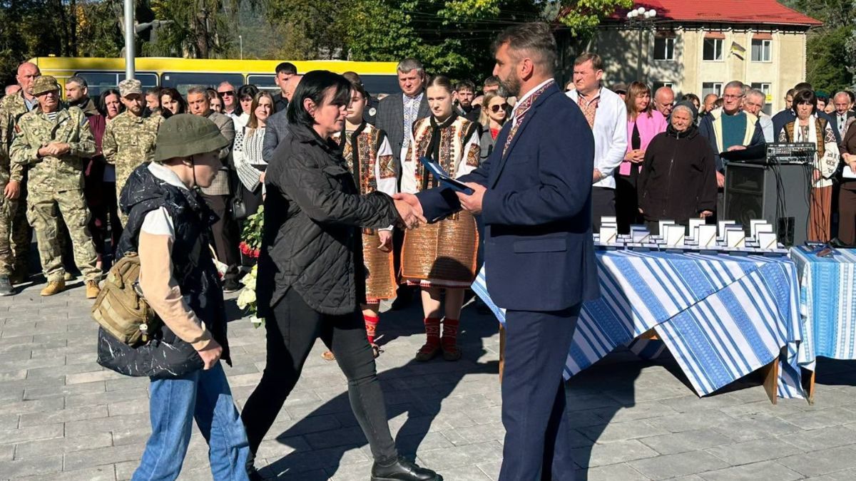 В Яремче відкрили та освятили Меморіальний комплекс Героям України 4