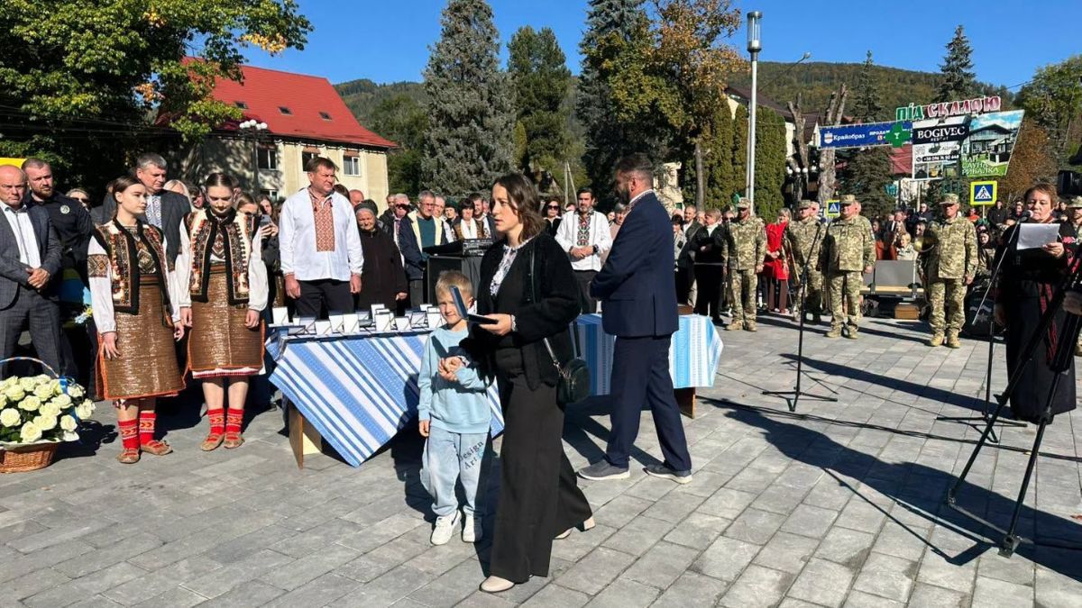 В Яремче відкрили та освятили Меморіальний комплекс Героям України 5