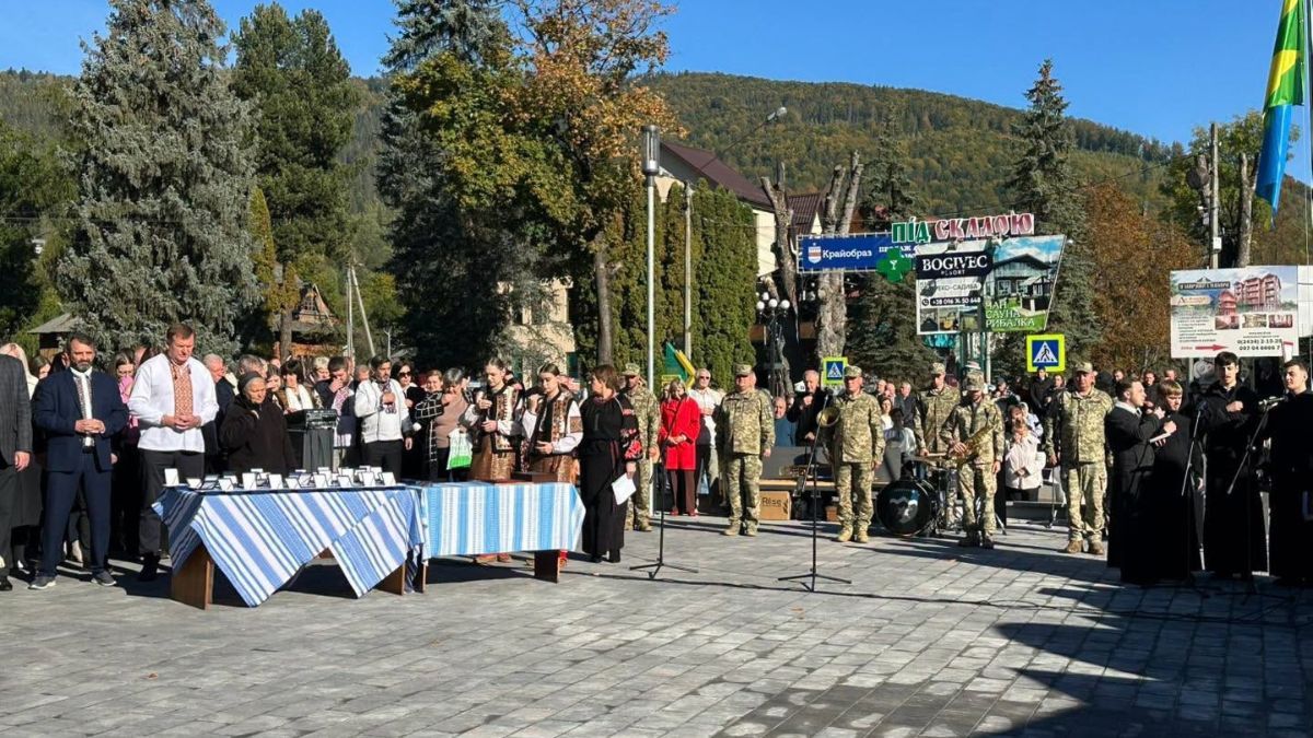 В Яремче відкрили та освятили Меморіальний комплекс Героям України 10