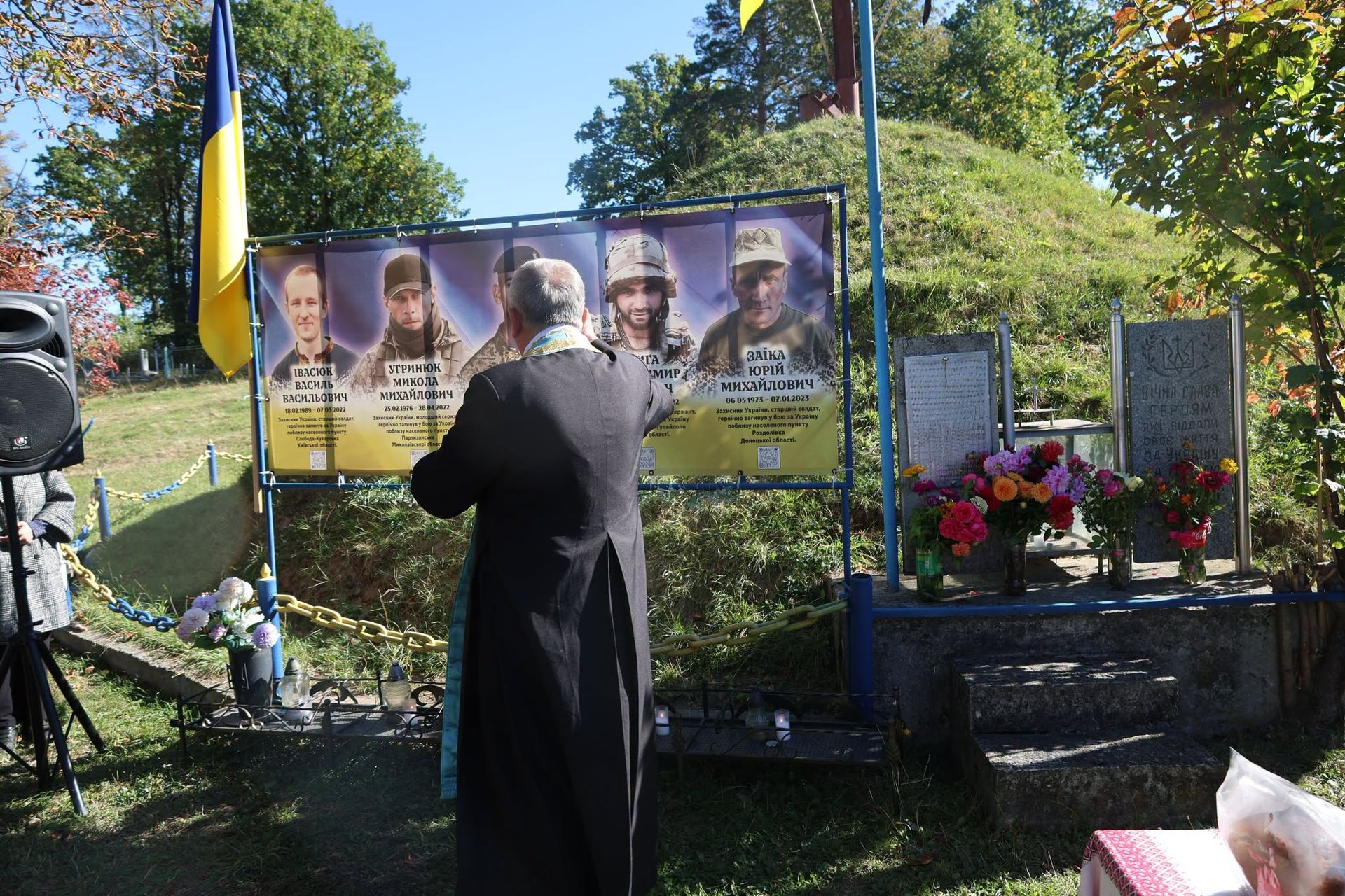 На Надвірнянщині освятили пам'ятні банери на честь шістьох полеглих Героїв 9