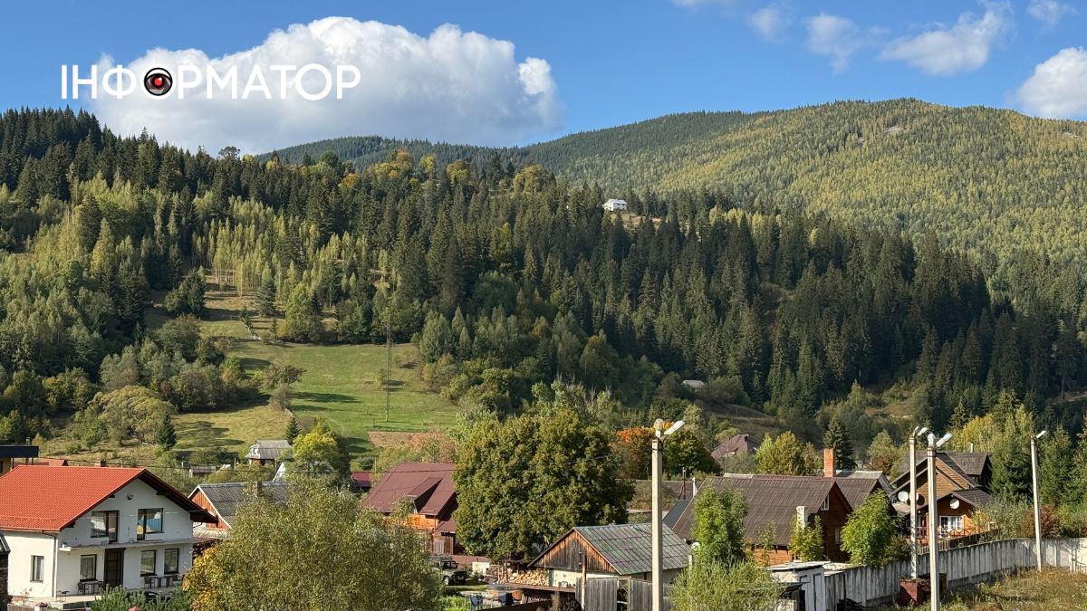 Сонце пече, річка тече: фоторепортаж з Карпат, де ще затрималось літо 13