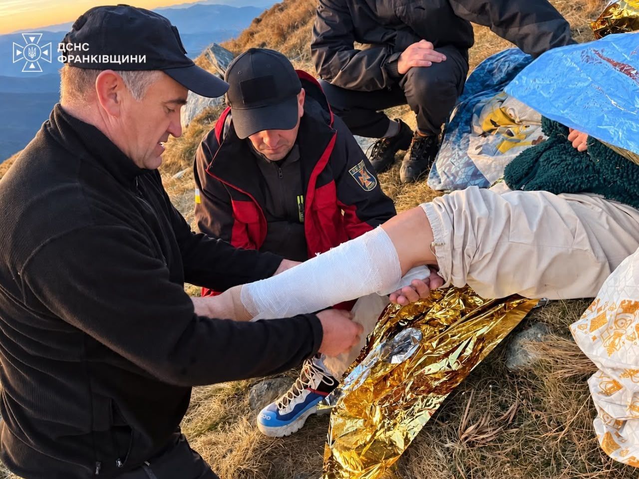 Гірські рятувальники на ношах спустили травмовану туристку з Говерли 2