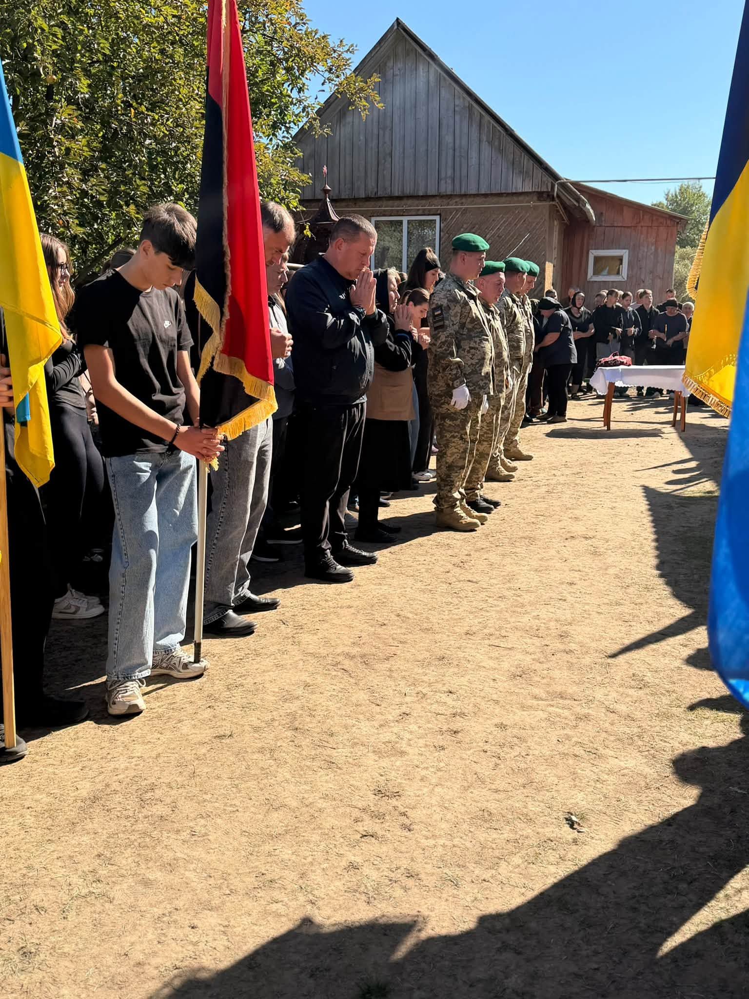 На Надвірнянщині в останню дорогу провели полеглого воїна Андрія Ткача 2