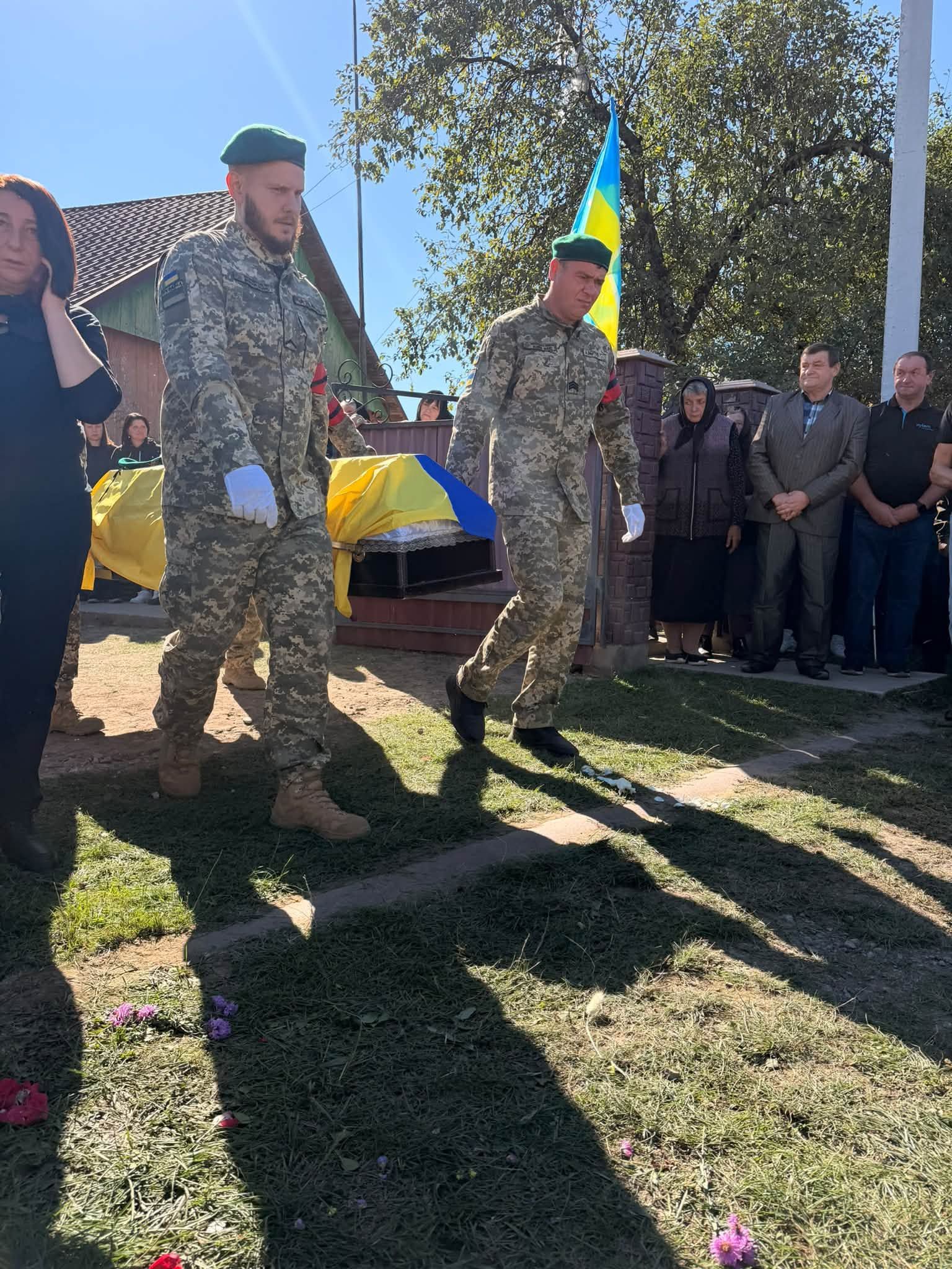 На Надвірнянщині в останню дорогу провели полеглого воїна Андрія Ткача 3