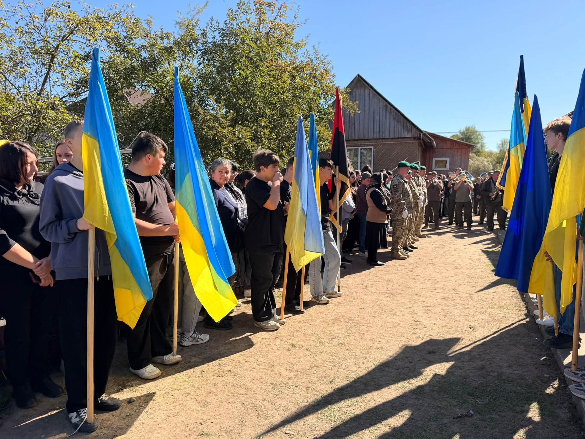 На Надвірнянщині в останню дорогу провели полеглого воїна Андрія Ткача 5