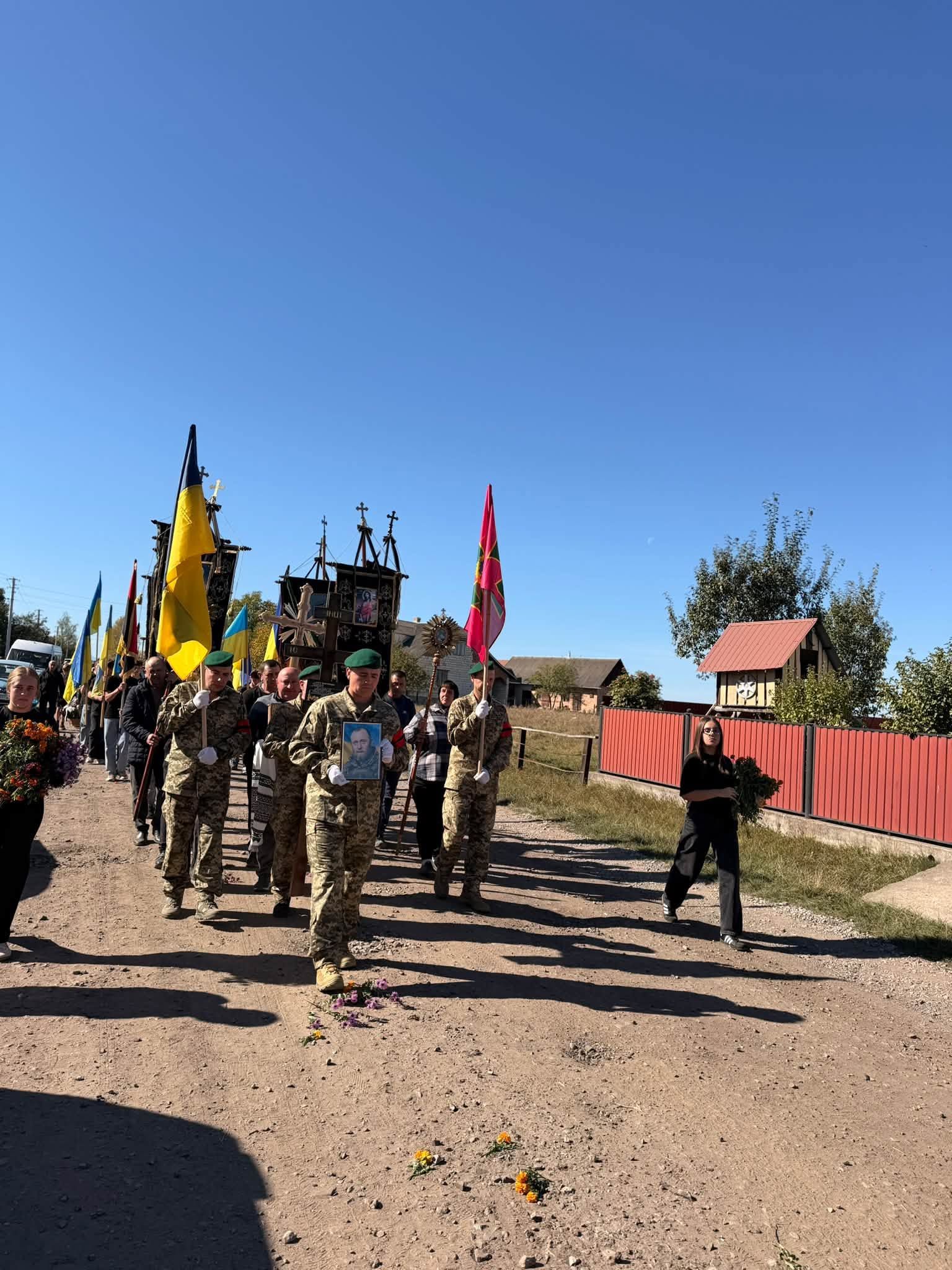 На Надвірнянщині в останню дорогу провели полеглого воїна Андрія Ткача 8