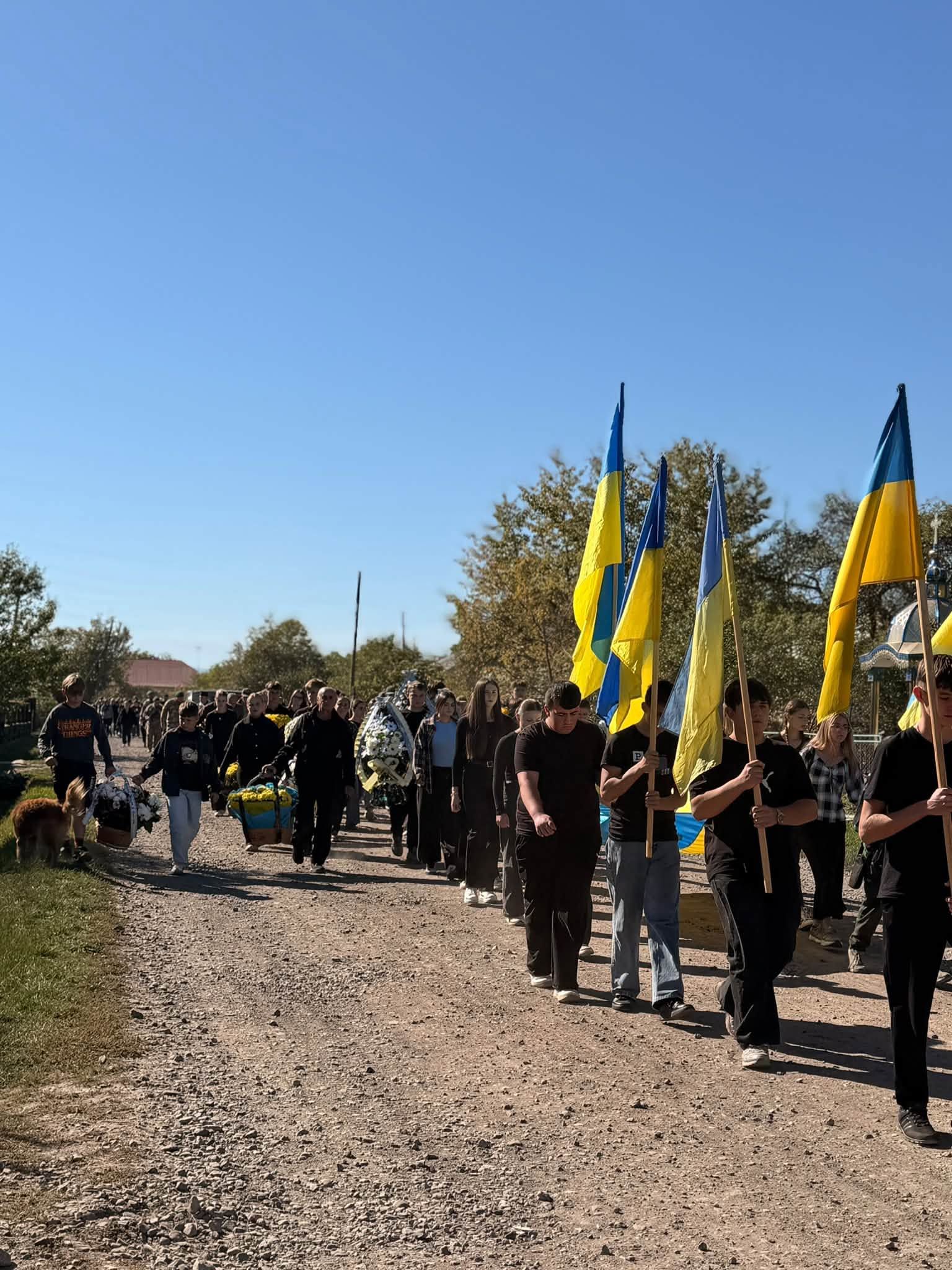 На Надвірнянщині в останню дорогу провели полеглого воїна Андрія Ткача 9