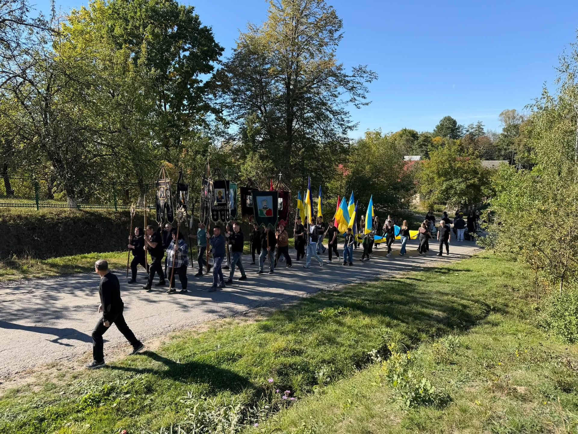 На Надвірнянщині в останню дорогу провели полеглого воїна Андрія Ткача 10