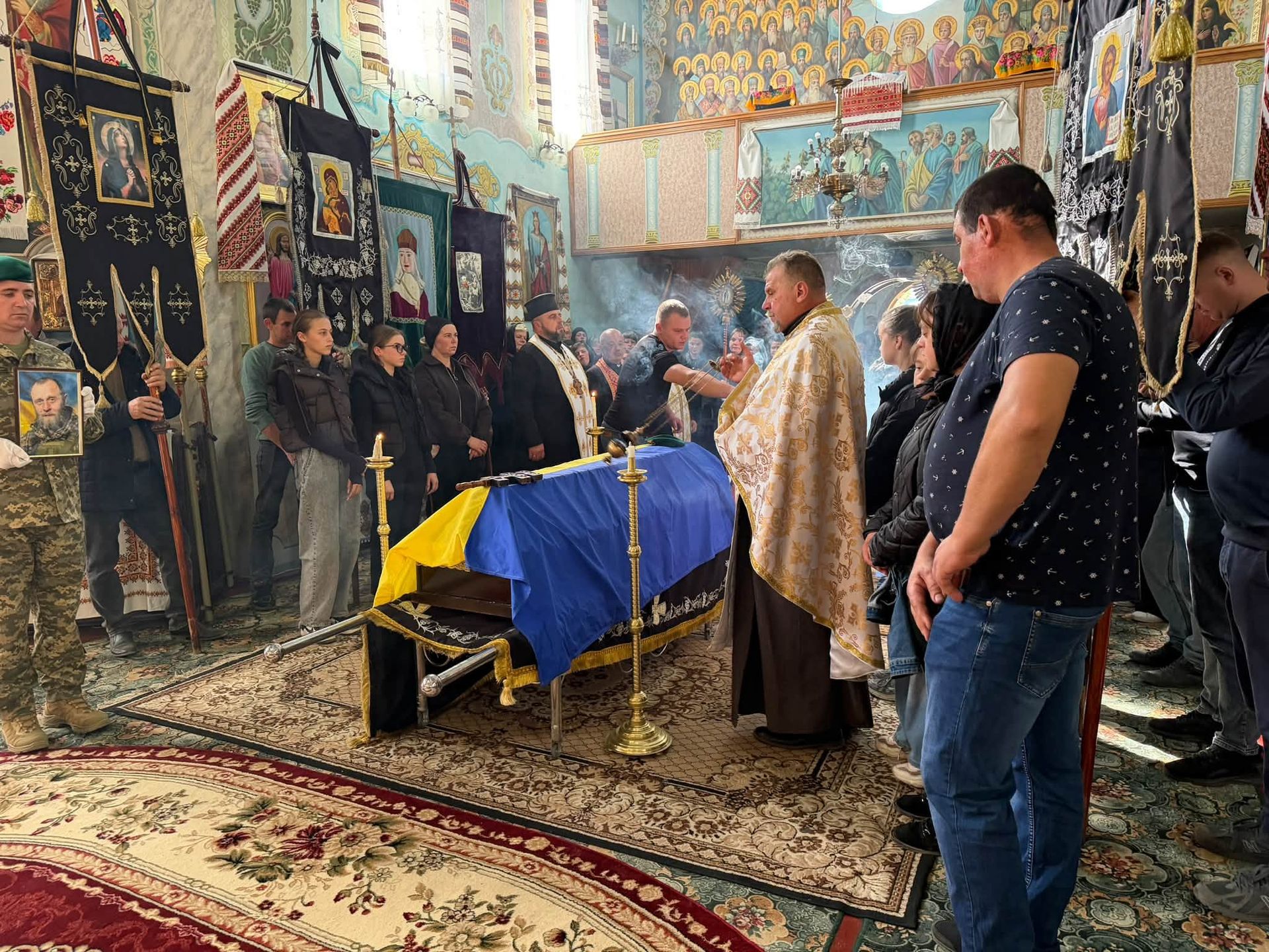 На Надвірнянщині в останню дорогу провели полеглого воїна Андрія Ткача 11