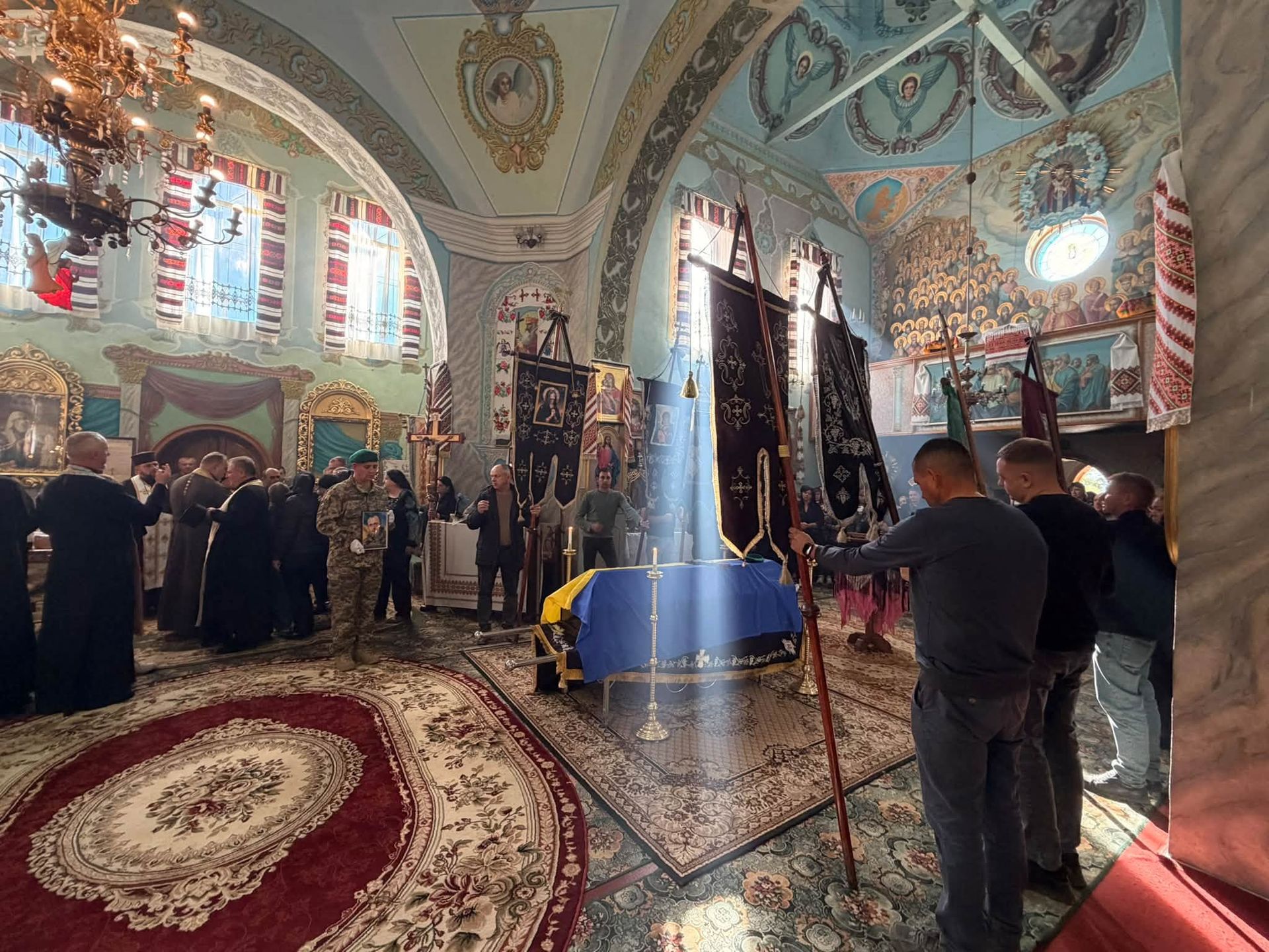 На Надвірнянщині в останню дорогу провели полеглого воїна Андрія Ткача 12