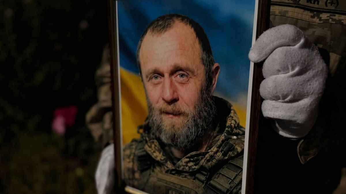 На Надвірнянщині в останню дорогу провели полеглого воїна Андрія Ткача