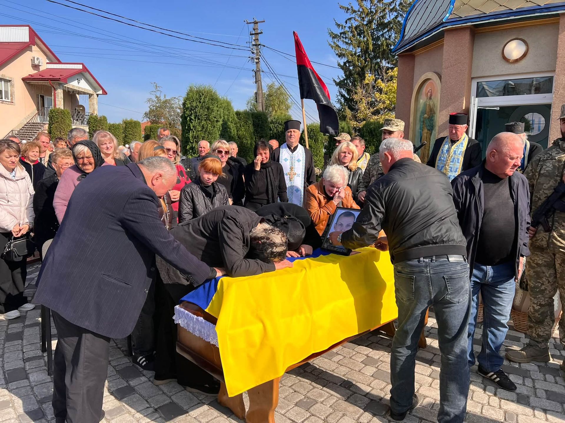 У Городенці "на щиті" зустріли полеглого захисника Василя Романюгу 3