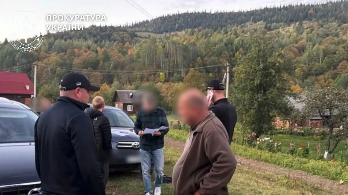 На Прикарпатті викрили посадовців лісгоспу, які незаконно продавали деревину місцевим підприємцям