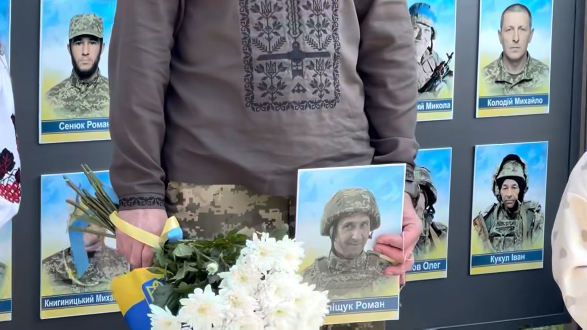 Звільнений з полону воїн Роман Заліщук з Коломийщини зняв свій портрет з Алеї Віри і Надії 3