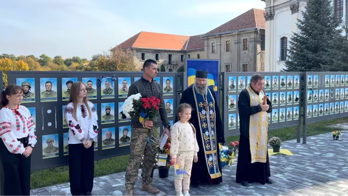 Звільнений з полону воїн Роман Заліщук з Коломийщини зняв свій портрет з Алеї Віри і Надії 2
