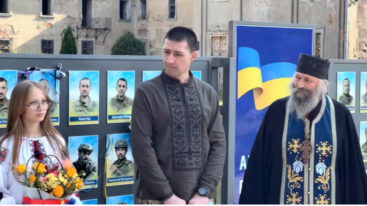 Звільнений з полону воїн Роман Заліщук з Коломийщини зняв свій портрет з Алеї Віри і Надії 1